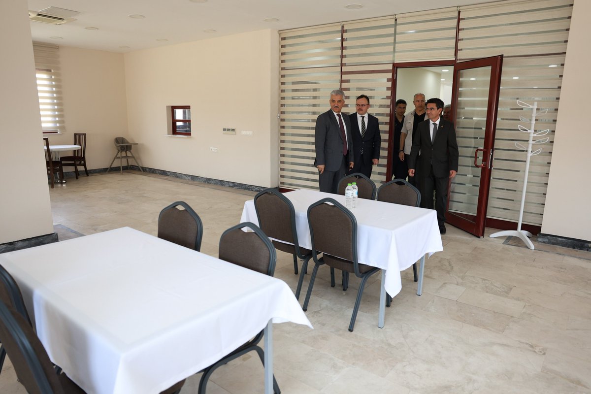duzce_valiligi's tweet photo. 📍Kaynaşlı - Şimşir Mahallesi

Valimiz Sayın Mehmet Makas (@makasmehmet34), Karayolları Kaynaşlı Misafirhanesini ziyaret etti. 

Karayolları 4. Bölge Müdürlüğü'ne bağlı Kaynaşlı Otoyol Bakım İşletme Şefliği bünyesinde bulunan ve yerel imkanlarla restore edilerek hizmete alınan tesisi, Kaynaşlı Kaymakamı Kemal Sefa Gökmenoğlu, Kaynaşlı Belediye Başkanı Efdal Altundal ve protokol üyeleriyle inceleyen Sayın Valimiz, İşletme Şefi Ahmet Dulkadir’den bilgi aldı. 

Sayın Valimiz, vatandaşlarımıza hizmet verecek tesisin hayırlı olması temennisinde bulundu.