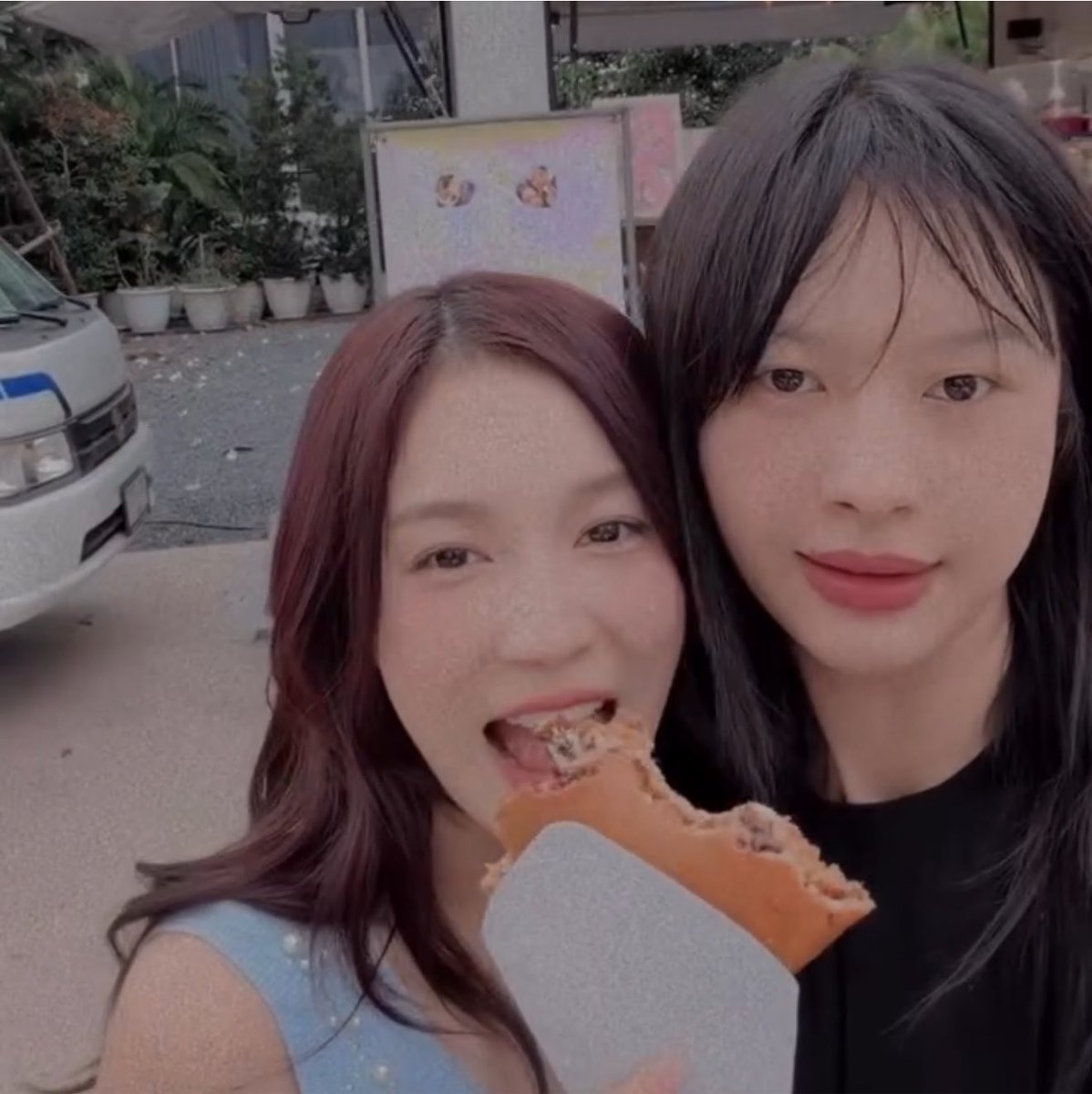 blumoonfoto's tweet photo. กินของตุวเองมันจะอร่อยเท่ากินของแฟนได้ยังไง แม่เข้าใจเลิฟน้ะ https://t.co/ETFhJ0pN4P