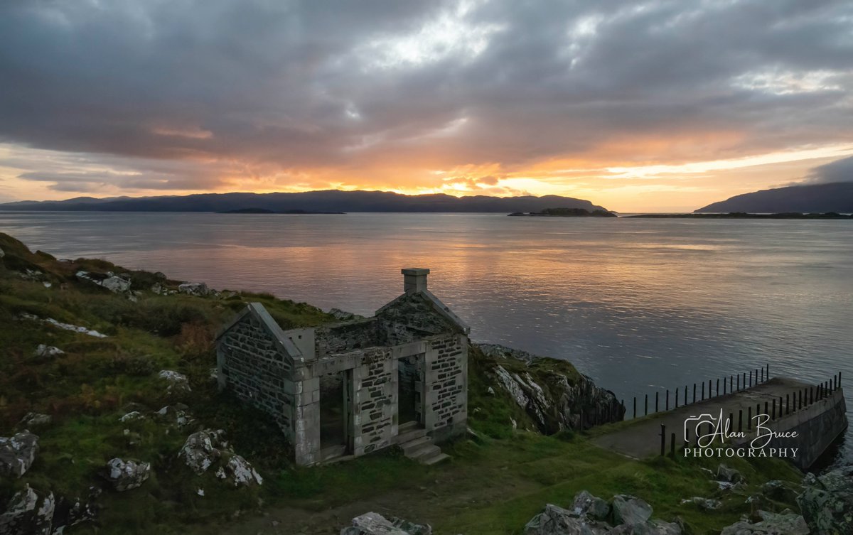 AlanB_Photos's tweet photo. Sunset on one if my favourite places to visit in Scotland. 
Taken with my Canon 90D camera F8, ISO 400, 1/100 sec. I delibrately reduced the light in camera to make the sky pop more, with a final gentle polish in Light Room. 
Share your sunset photo with your tips &amp; Settings? https://t.co/kYJ72bzdj4