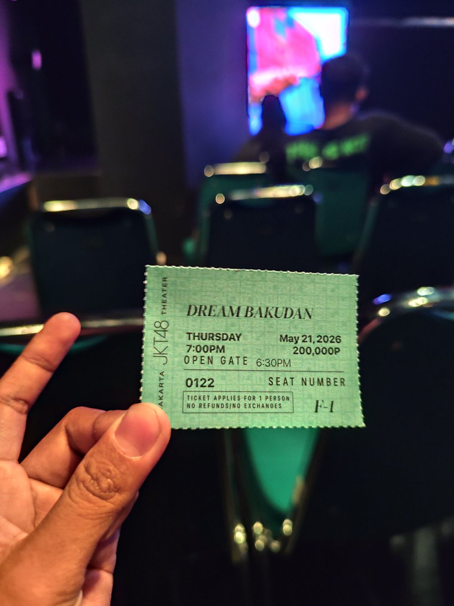 Miara30_'s tweet photo. @Fallynn0109 @Delynn_JKT48 Momen berkesan pas ke theater nonton delynn. Kenapa berkesan? Soalnya baru pertama kali liat delynn secara langsung. Walaupun d row f sih 😭bagiku berkesan buat orang yg susah ketemu idola secara langsung. Jujur cantik bgt,mukanya kecil lagi,lucu,rambutnya lucu juga. Mao nangis😭 https://t.co/7Q3ecxUQX5