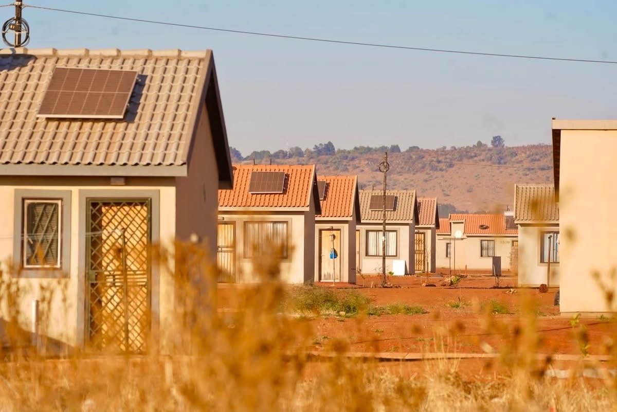 Lesufi's tweet photo. A beautiful day of hope and new beginnings as  beneficiaries receive the keys to their new homes at the Westonaria Borwa Mega Project.

Premier Panyaza Lesufi, together with MEC Tasneem Motara and Executive Mayor Dennis Thabe, handed over completed homes, #GrowingGautengTogether https://t.co/8Mnux3qtAj