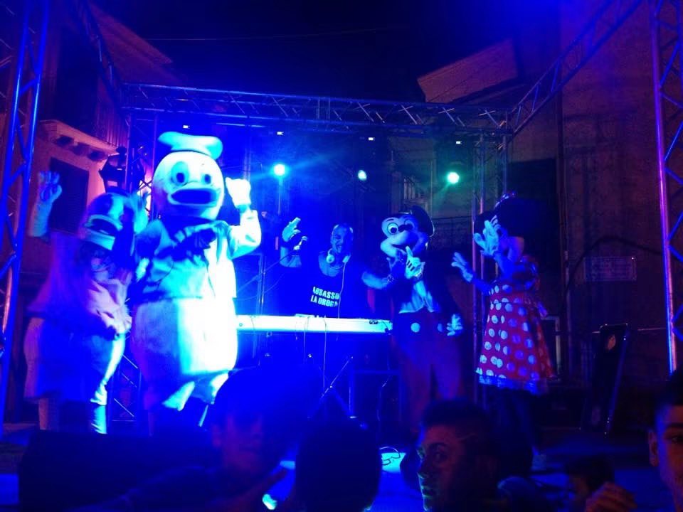 djaniceto's tweet photo. Ieri in consolle mi sono venuti a salutare anche Paperino, Paperina, nonna papera, e Topolino 😃😃😃  #crazy #event #anni90 https://t.co/44ESdkZUW7