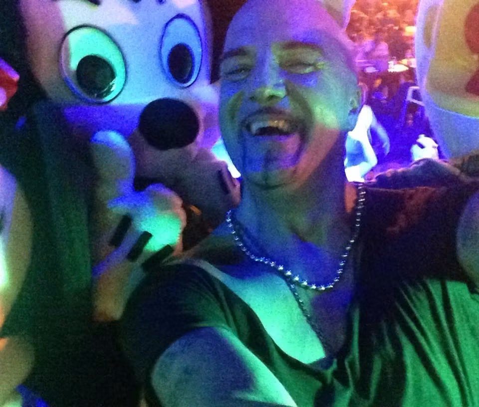 djaniceto's tweet photo. Ieri in consolle mi sono venuti a salutare anche Paperino, Paperina, nonna papera, e Topolino 😃😃😃  #crazy #event #anni90 https://t.co/44ESdkZUW7