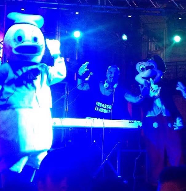 djaniceto's tweet photo. Ieri in consolle mi sono venuti a salutare anche Paperino, Paperina, nonna papera, e Topolino 😃😃😃  #crazy #event #anni90 https://t.co/44ESdkZUW7