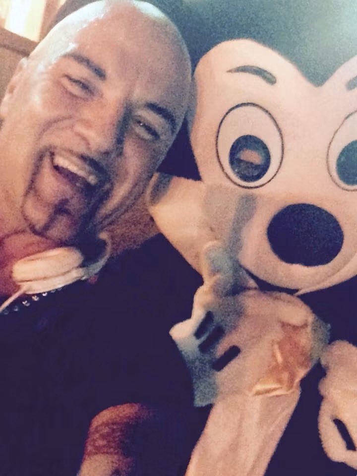 djaniceto's tweet photo. Ieri in consolle mi sono venuti a salutare anche Paperino, Paperina, nonna papera, e Topolino 😃😃😃  #crazy #event #anni90 https://t.co/44ESdkZUW7