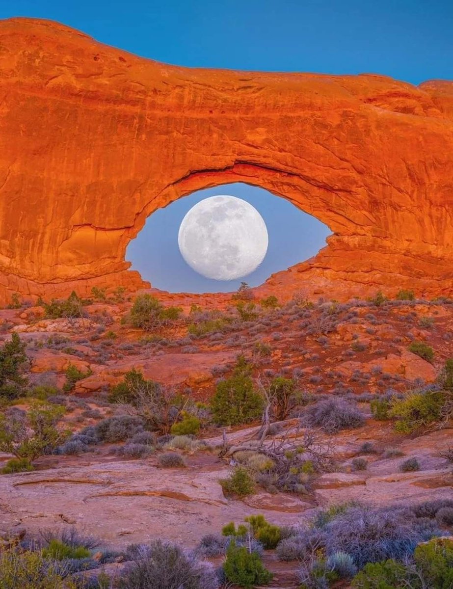 BiancoDavinci's tweet photo. The Rock's Eye, Utah, USA https://t.co/MWE00kHPAH