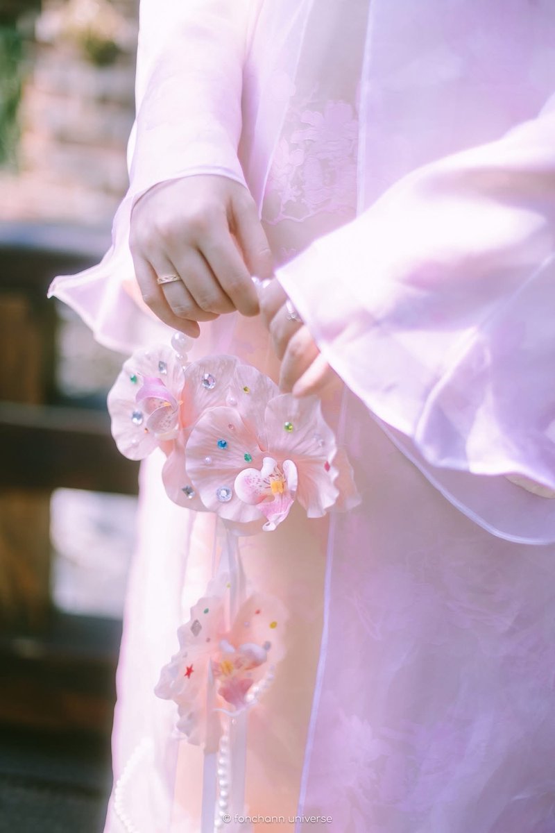 linhmatochan's tweet photo. Meet my Ao dai Vietnam's traditional outfit, and yes i'm obseseed w myself rn 😆😘 https://t.co/aFhMNE1Nw8