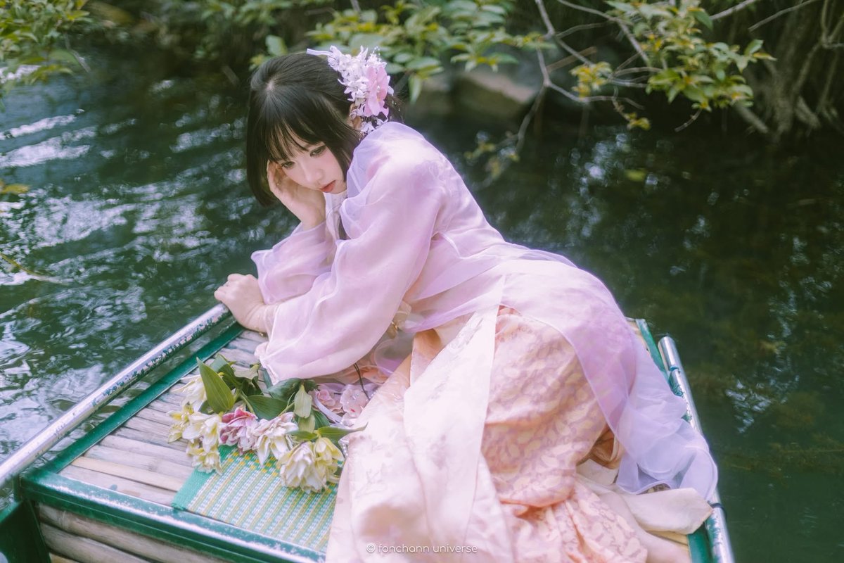 linhmatochan's tweet photo. Meet my Ao dai Vietnam's traditional outfit, and yes i'm obseseed w myself rn 😆😘 https://t.co/aFhMNE1Nw8