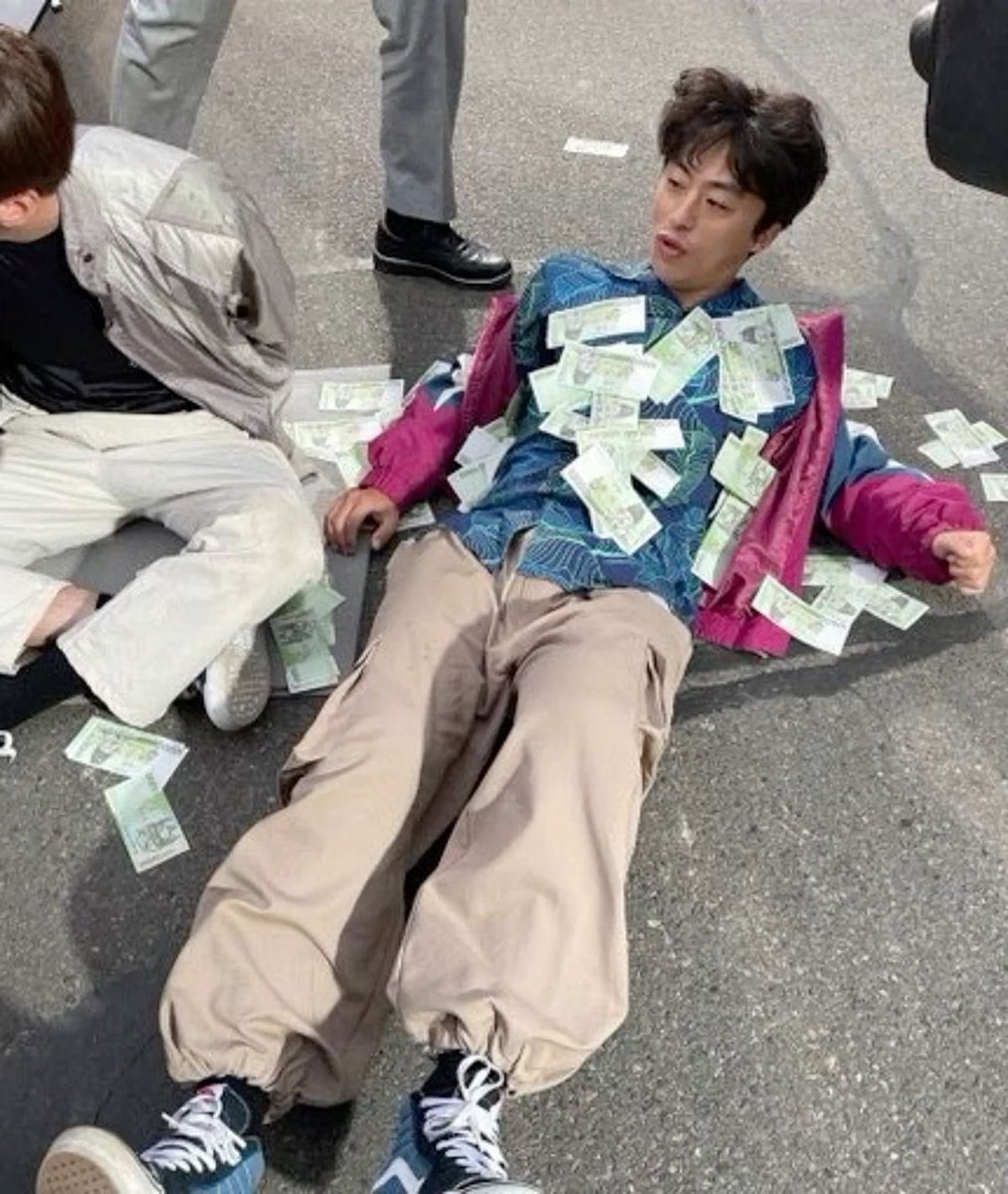 tehehe260's tweet photo. 저는 누구를 부러워하면 되는 걸까요? https://t.co/W20hjQ6yJS