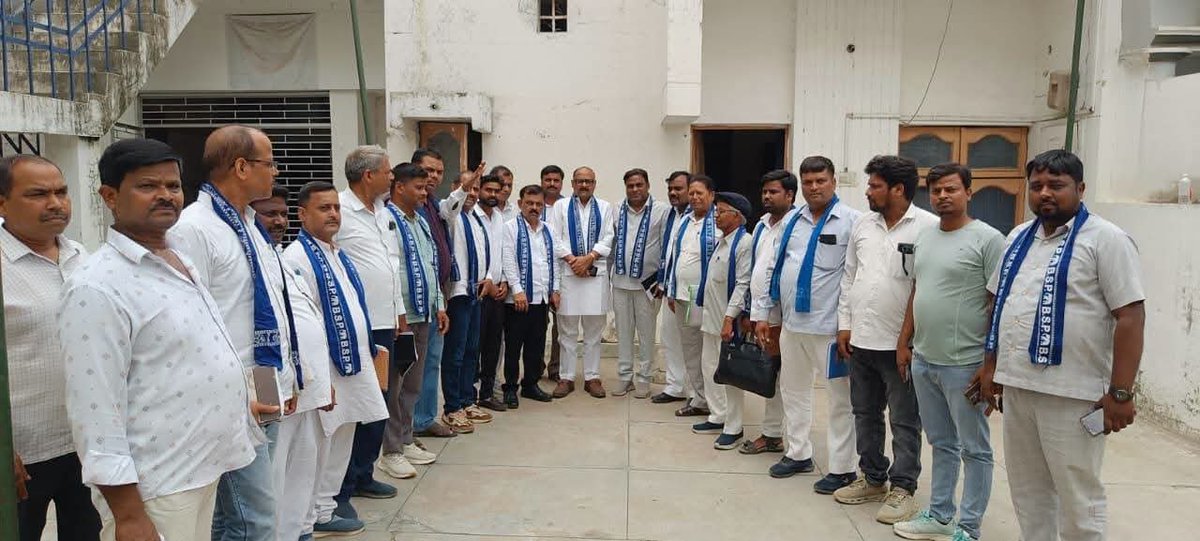 PalVishwnathbsp's tweet photo. आज दिनांक 05-08-2026 को देवीपाटन मंडल की मंडल कार्यालय गोंडा में पार्टी के जिम्मेदार पदाधिकारियों के साथ अति महत्वपूर्ण बैठक आयोजित की गई। बैठक में सेक्टर एवं बूथ स्तर के संगठन की विस्तृत समीक्षा की गई तथा संगठन को और अधिक मजबूत एवं सक्रिय बनाने के लिए आवश्यक दिशा-निर्देश दिए गए। सभी पदाधिकारियों से मिशन 2027 को ध्यान में रखते हुए पूरी निष्ठा एवं मजबूती के साथ संगठनात्मक कार्यों को गति देने का आह्वान किया गया।
#जयभीम #बसपा #BSP #मिशन_2027 #देवीपाटन_मंडल #गोंडा