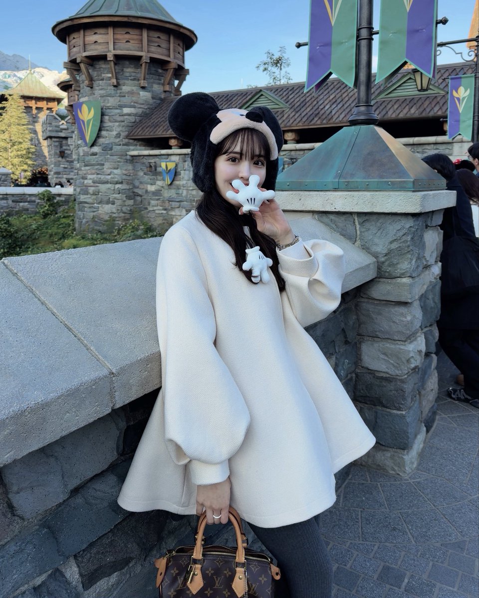 __minastagram__'s tweet photo. アッッこれ脚ガリガリど骨ストの私が去年の冬、毎日着てたコート……別の名を骨スト大優勝コート🧥 https://t.co/bCQlCDbZKn