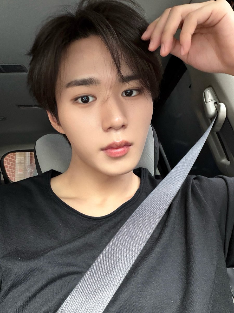 ALD1_official's tweet photo. 퇴근 할 때 내 모습😁

#ALPHADRIVEONE #ALD1
#알파드라이브원
#JUNSEO #준서 https://t.co/ZXTWA9q9Yi