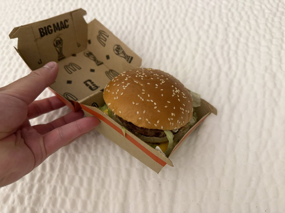 Ybluered's tweet photo. アメリカを卑下する訳じゃなけど、ビックマックの盛り付けはアメリカの方が綺麗で草
①ダラスで買ったビックマック
②東京で買ったビックマック

日本で買ったビックマックはチーズはみ出て箱にくっついてるし、ソースは少量だし、、

同じ商品でも値段は倍以上違うけどアメリカの方がいいな https://t.co/E9jLErv27v