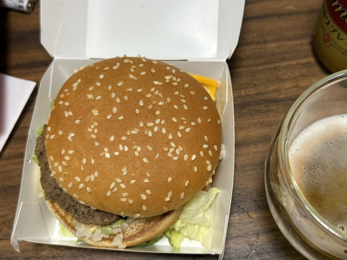 Ybluered's tweet photo. アメリカを卑下する訳じゃなけど、ビックマックの盛り付けはアメリカの方が綺麗で草
①ダラスで買ったビックマック
②東京で買ったビックマック

日本で買ったビックマックはチーズはみ出て箱にくっついてるし、ソースは少量だし、、

同じ商品でも値段は倍以上違うけどアメリカの方がいいな https://t.co/E9jLErv27v