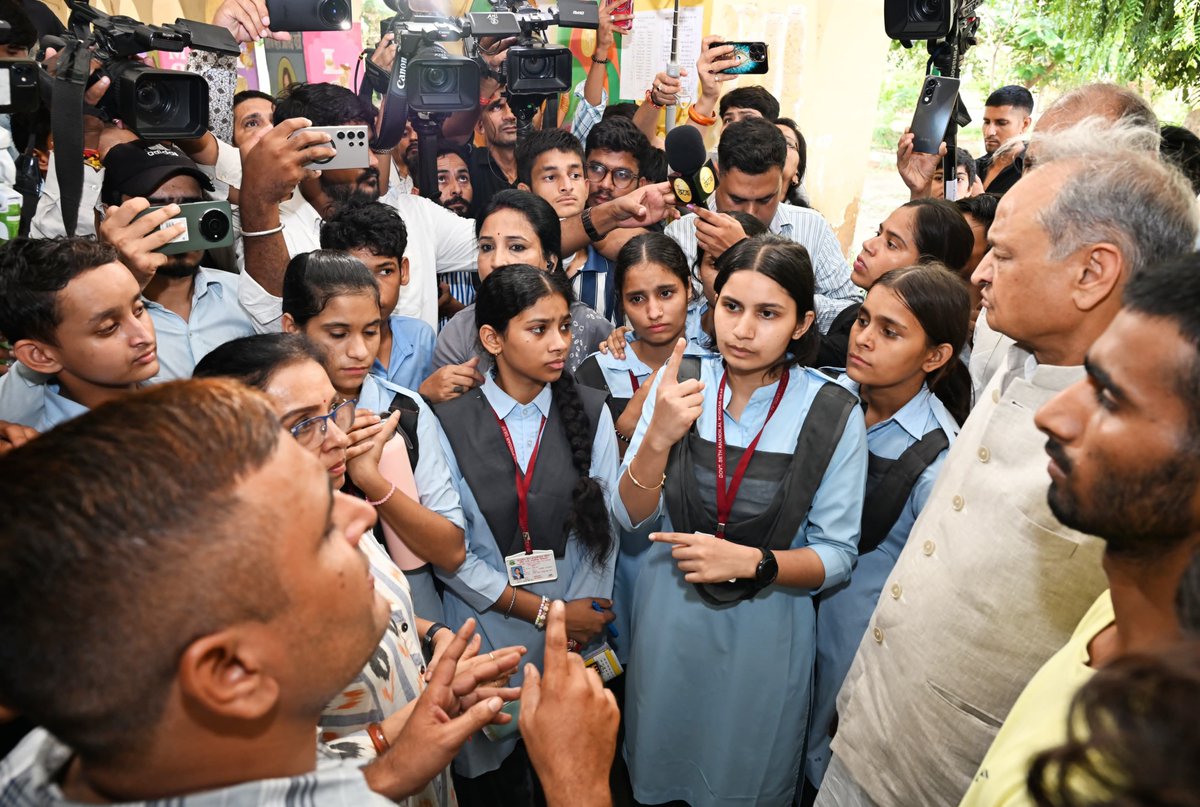 ashokgehlot51's tweet photo. जयपुर के आनंदीलाल पोद्दार मूक बधिर विद्यालय पहुंचकर अपनी जायज मांगों को लेकर धरना दे रहे मूक-बधिर विद्यार्थियों से मुलाकात कर उनकी समस्याओं को जाना। यह बेहद दुखद है कि इन बच्चों को अपनी व्यथा बताने के लिए प्रदर्शन करने को मजबूर होना पड़ा‌। 

45 साल पहले जब मैं जोधपुर से पहली बार सांसद बना तब मैंने एक संस्था बनाकर वहां गांधी मूक-बधिर स्कूल शुरू किया जो अब कॉलेज बन चुका है इसलिए मैं इनकी समस्याओं को भली भांति समझ सकता हूं।

मैं मुख्यमंत्री श्री भजनलाल शर्मा से मांग करता हूं कि एक विशेष टीम भेजकर इन बच्चों की समस्याओं का समाधान करवाएं जिससे ये बच्चे अच्छे से पढ़ाई कर सकें। @BhajanlalBjp @RajCMO