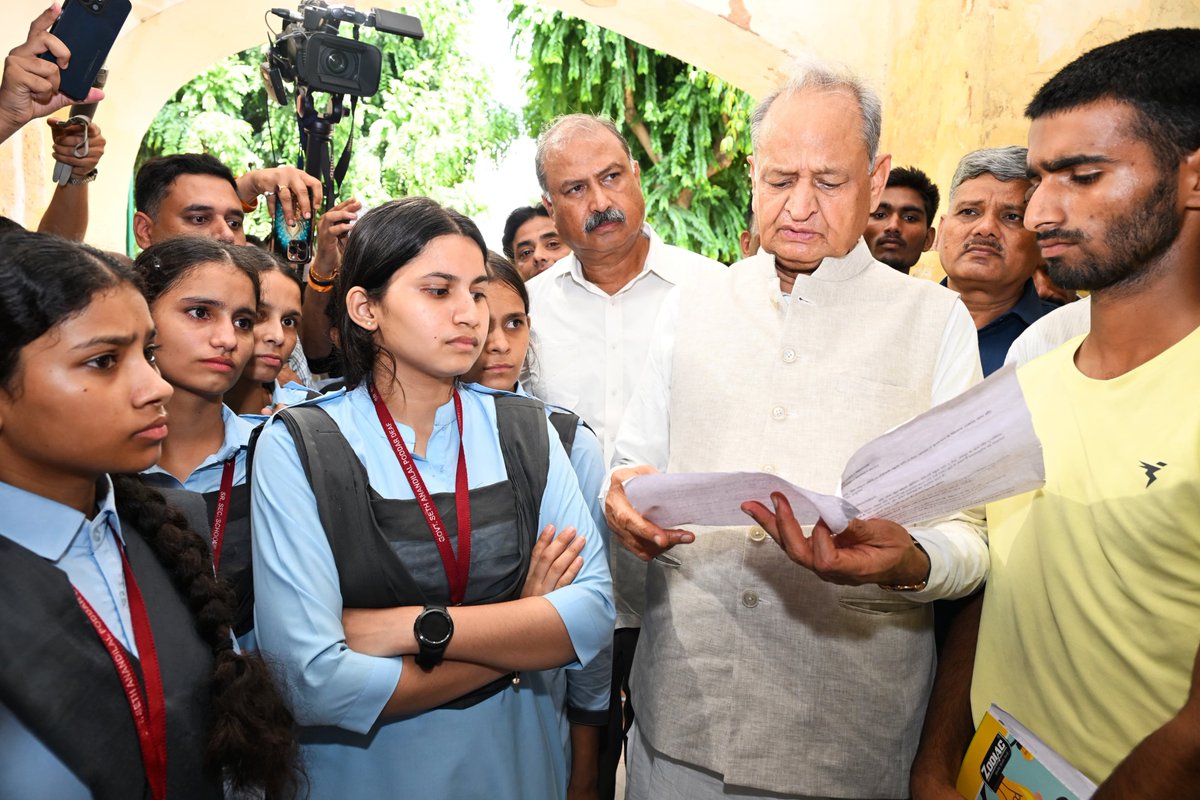 ashokgehlot51's tweet photo. जयपुर के आनंदीलाल पोद्दार मूक बधिर विद्यालय पहुंचकर अपनी जायज मांगों को लेकर धरना दे रहे मूक-बधिर विद्यार्थियों से मुलाकात कर उनकी समस्याओं को जाना। यह बेहद दुखद है कि इन बच्चों को अपनी व्यथा बताने के लिए प्रदर्शन करने को मजबूर होना पड़ा‌। 

45 साल पहले जब मैं जोधपुर से पहली बार सांसद बना तब मैंने एक संस्था बनाकर वहां गांधी मूक-बधिर स्कूल शुरू किया जो अब कॉलेज बन चुका है इसलिए मैं इनकी समस्याओं को भली भांति समझ सकता हूं।

मैं मुख्यमंत्री श्री भजनलाल शर्मा से मांग करता हूं कि एक विशेष टीम भेजकर इन बच्चों की समस्याओं का समाधान करवाएं जिससे ये बच्चे अच्छे से पढ़ाई कर सकें। @BhajanlalBjp @RajCMO