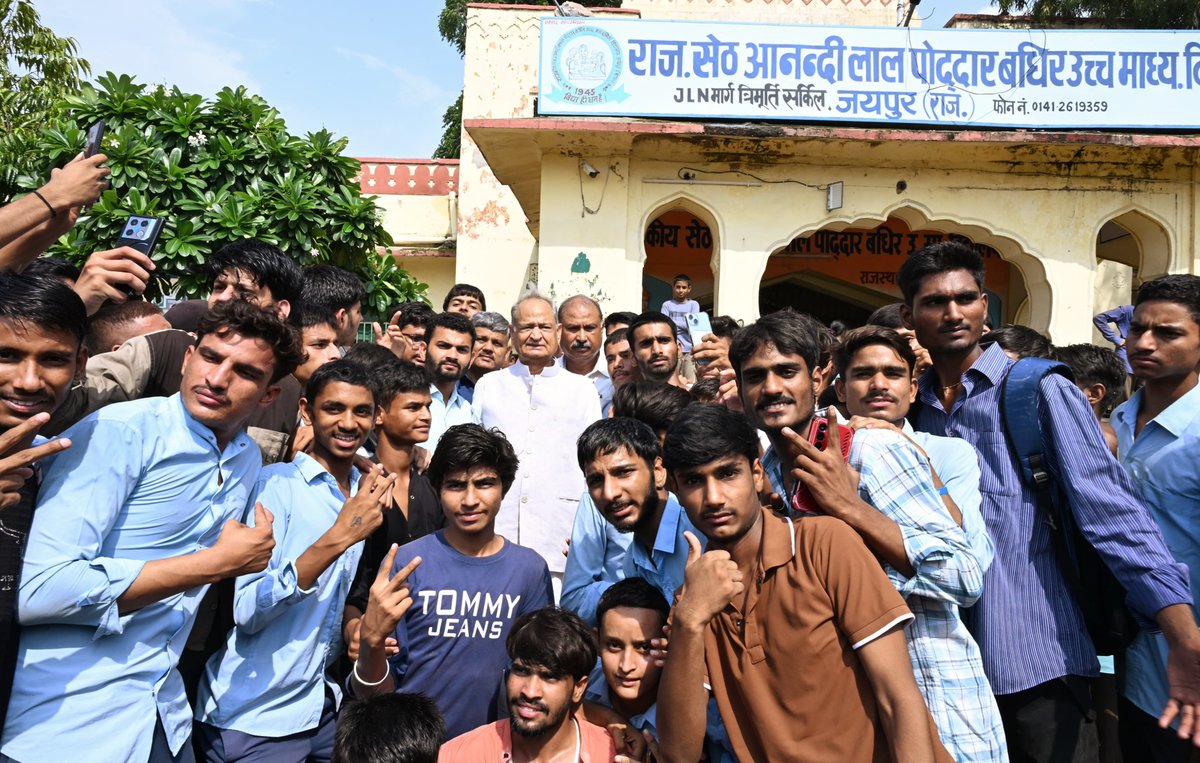 ashokgehlot51's tweet photo. जयपुर के आनंदीलाल पोद्दार मूक बधिर विद्यालय पहुंचकर अपनी जायज मांगों को लेकर धरना दे रहे मूक-बधिर विद्यार्थियों से मुलाकात कर उनकी समस्याओं को जाना। यह बेहद दुखद है कि इन बच्चों को अपनी व्यथा बताने के लिए प्रदर्शन करने को मजबूर होना पड़ा‌। 

45 साल पहले जब मैं जोधपुर से पहली बार सांसद बना तब मैंने एक संस्था बनाकर वहां गांधी मूक-बधिर स्कूल शुरू किया जो अब कॉलेज बन चुका है इसलिए मैं इनकी समस्याओं को भली भांति समझ सकता हूं।

मैं मुख्यमंत्री श्री भजनलाल शर्मा से मांग करता हूं कि एक विशेष टीम भेजकर इन बच्चों की समस्याओं का समाधान करवाएं जिससे ये बच्चे अच्छे से पढ़ाई कर सकें। @BhajanlalBjp @RajCMO