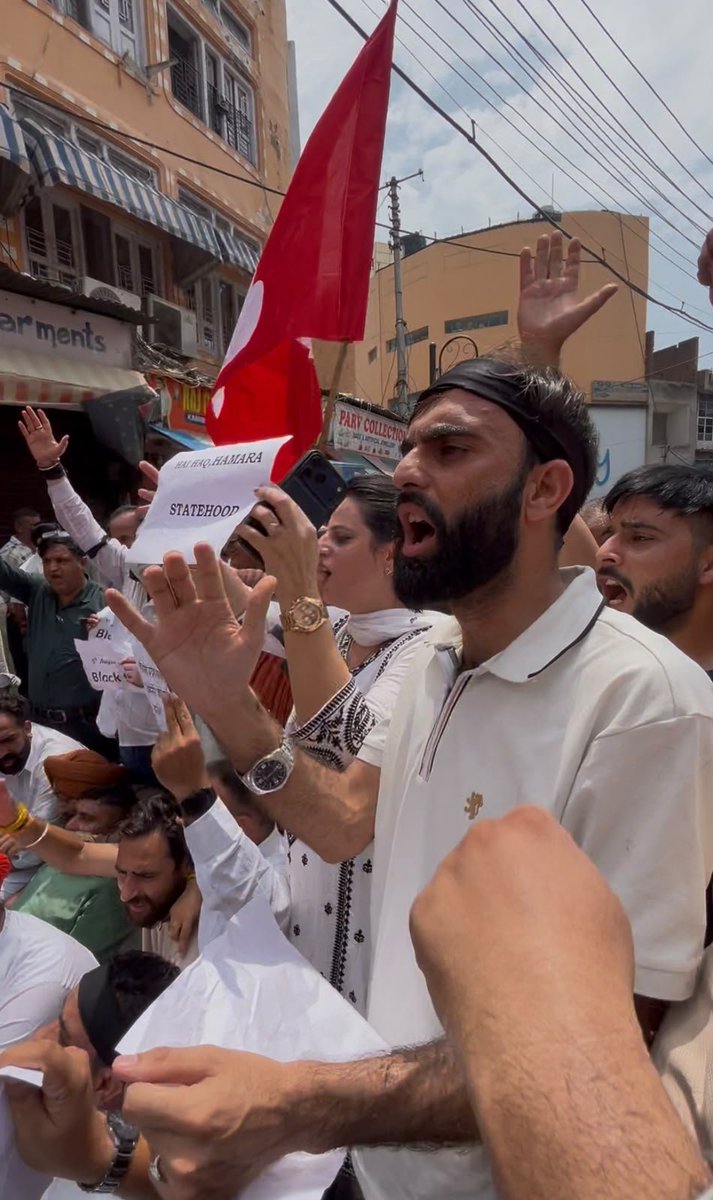 jkncsuofficial's tweet photo. JKNCSU President Harsh Vardhan Singh, along with  JKNCSU team, participated in a peaceful protest in Jammu demanding the immediate restoration of full statehood to Jammu &amp; Kashmir.
United in one voice.
@JKNC_ @YNCJK @OmarAbdullah https://t.co/hnFi3Xbizg