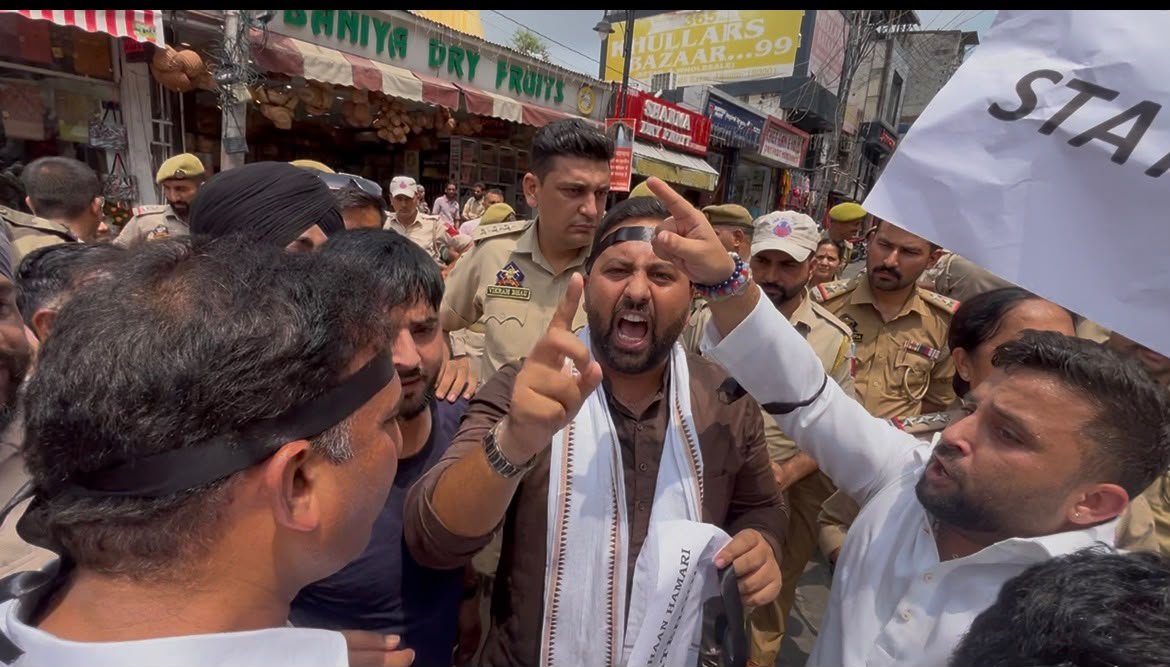 jkncsuofficial's tweet photo. JKNCSU President Harsh Vardhan Singh, along with  JKNCSU team, participated in a peaceful protest in Jammu demanding the immediate restoration of full statehood to Jammu &amp; Kashmir.
United in one voice.
@JKNC_ @YNCJK @OmarAbdullah https://t.co/hnFi3Xbizg
