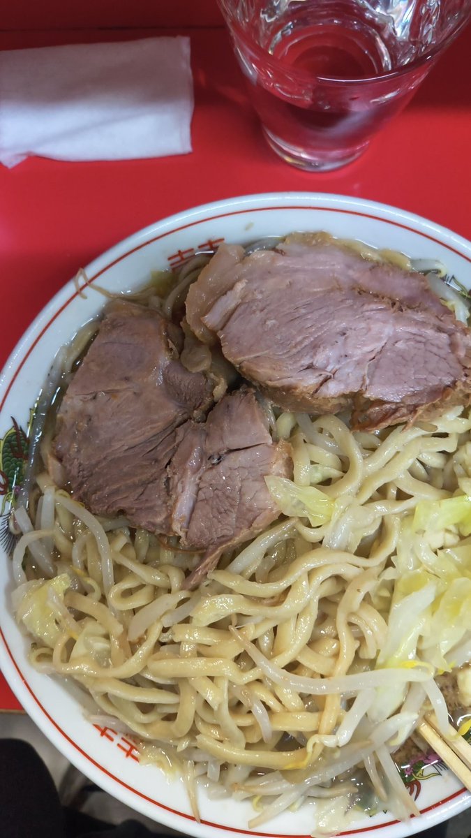 ToygerLiger's tweet photo. ラーメン二郎　三田本店さん
大カタメヤサイマシマシニンニク

初の本店での大ラーメン(10年前は麺増ししかしたことない)
野菜もちゃんとマシマシな感じ
野菜で豚さん見えないとモグモグしてたら
隣から豚さんが来ても迎え入れたら「余裕ですね？」っとお世辞頂きましたぁ
気分もお腹もいっぱいですぅ https://t.co/AMnE36Fuf1