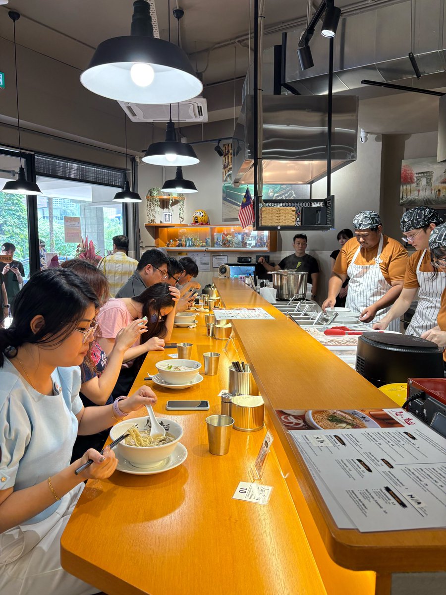 jinrui_mina_men's tweet photo. 【人類みな麺類マレーシア1号店グランドオープン‼️】

2026年8月5日12時、人類みな麺類（JUNRUI RAMEN）が
マレーシア・ペタリンジャヤにオープンしました。

大阪の味をマレーシア向けにアレンジし、ハラール対応のラーメンをお楽しみいただけます。

たくさんの方にお越しいただき本当にありがとうございます。

お近くの際は、ぜひご来店ください。

人類に麺類を。

──────────

【Jinrui Mina Menrui (JINMEN), First Malaysia Store — Grand Open‼️】

On August 5th, 2026, Jinrui Mina Menrui (JUNRUI RAMEN) opened in Petaling Jaya, Malaysia.

We've adapted our Osaka flavors for Malaysia,
and our halal ramen is now ready to enjoy.

Thank you so much to everyone who came out to see us.

If you're nearby, please come and visit us.

──────────

人類みな麺類マレーシアペタリンジャヤ店

📍 F-LG-06, Block F Neo Damansara, 1, Jalan PJU 8/1, Neo Damansara, 47820 Petaling Jaya, Selangor

・営業時間
8月5日〜9日　12:00 - 17:00
8月10日以降　11:00 - 20:30

・Googleマップ
https://t.co/ohlaYEq27u

──────────

#人類に麺類を #人類みな麺類 #JUNRUIRAMEN #マレーシア #ラーメン #PetalingJaya #KualaLumpur
