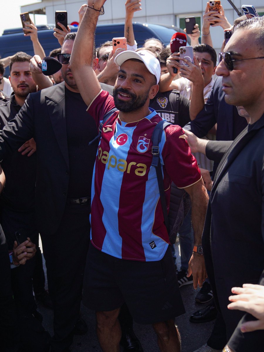 1SMi_'s tweet photo. محمد صلاح هُنا في احد اكبر واعرق الاندية في تاريخ تركيا!🇹🇷

هُناك من يستهين بـطرابزون .. يملك شعبية عملاقة جدًا جدًا

الجماهير تحتفل بـوصول صلاح! هنيئًا لكم صفقة رائعة وكبيرة!

🥶🥶🥶🥶🥶🥶🥶🥶♥️♥️♥️♥️♥️♥️♥️♥️ https://t.co/tUWzNDOk8b