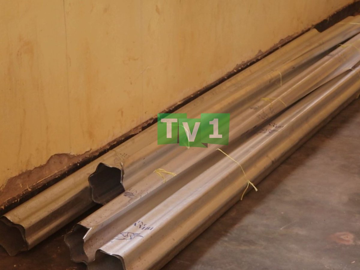 TV1Rwanda's tweet photo. Abaturage bo mu kagari ka Kamushenyi mu murenge wa Kisaro mu karere ka Rulindo, ntibumva impamvu umuturage yagerageje kwiyubakira inzu yahawe n'icyangombwa cyo kubaka, nyuma ubuyobozi bukayisambura, amabati ye agafungirwa mu kagari azizwa ko umugabo we yatutse umukuru w'umudugudu. 

Ubuyobozi bw'umurenge wa Kisaro bwabwiye TV na Radio One ko icyemezo cyafashwe n'ubuyobozi bw'akagari kidakwiye bityo ko uwo muturage agomba gusubizwa amabati ye kugira ngo akomeze kubaka  iyo nzu.@RIB_Rw