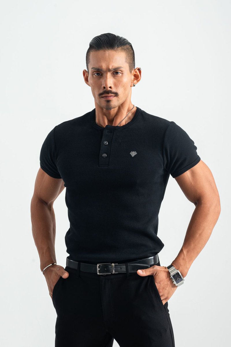 physique_frame's tweet photo. 【CLASSIC FAVORITE】ヘンリーネック半袖Tシャツ 

伸縮性のあるテレコ生地を使用。

筋肉に絶妙にフィットし、体のラインを美しく見せることができます。 

https://t.co/ri1y5AgueF 

着用サイズ： L
身長：185cm
体重：84kg
胸囲：110cm
ウエスト：84cm　

#フィジークフレーム https://t.co/IzS5uGMJkF