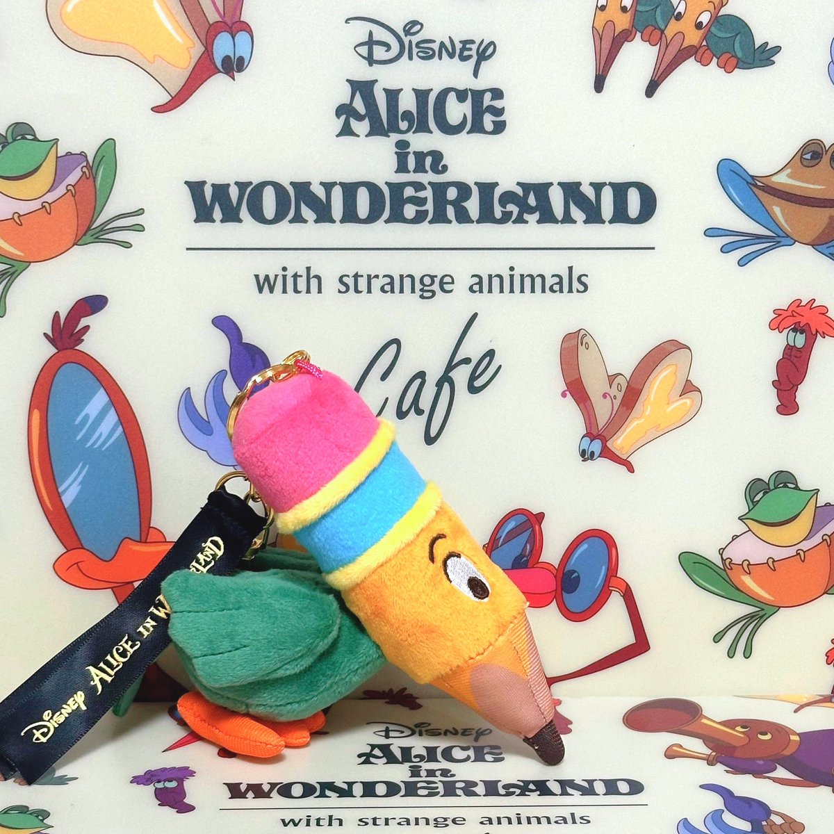 Alice__Chelsy's tweet photo. DISNEY ALICE IN WONDERLAND
75TH ANNIVERSARY🖤

ペンシルバードのぬいぐるみキーチェーン✏️
まさか単体でグッズになる日が来るなんて😳

#アリス75周年
#ディズニーストア
#disneystore https://t.co/2bSrme6Z66
