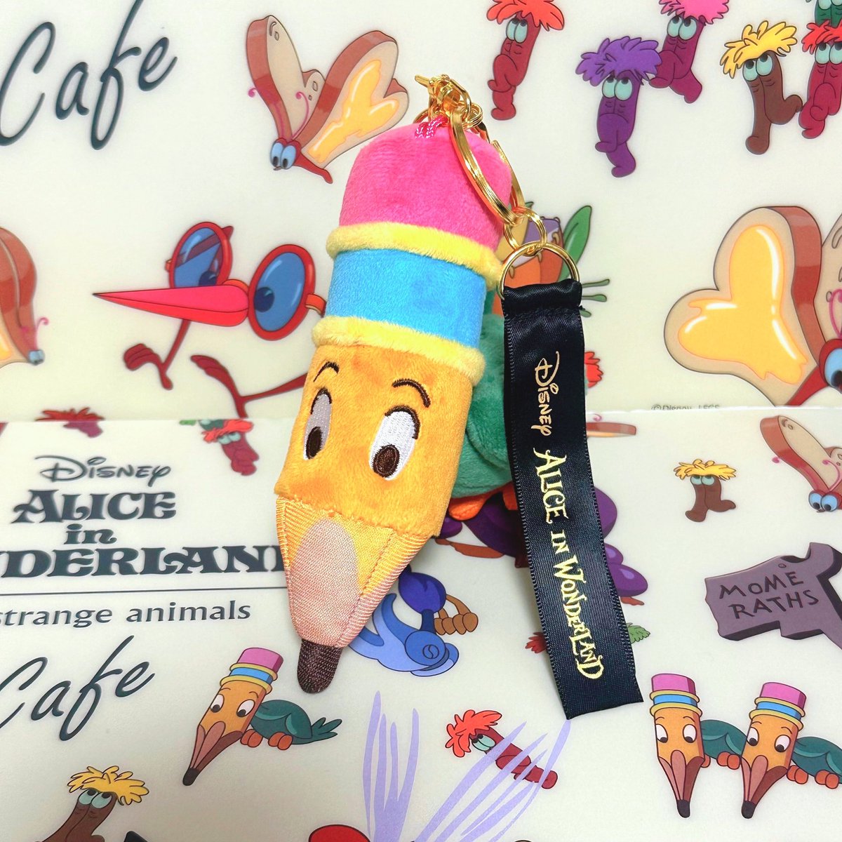 Alice__Chelsy's tweet photo. DISNEY ALICE IN WONDERLAND
75TH ANNIVERSARY🖤

ペンシルバードのぬいぐるみキーチェーン✏️
まさか単体でグッズになる日が来るなんて😳

#アリス75周年
#ディズニーストア
#disneystore https://t.co/2bSrme6Z66