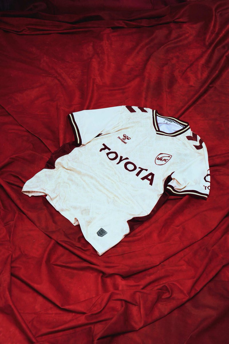 hummelFrance's tweet photo. Porter Valenciennes. ❤️🤍

Derrière le nouveau maillot extérieur du @VAFC, se cachent cinq symboles qui racontent de tout ce qui façonne le Valenciennois.

🦢 Cygne
⚒️ Chariot de mine
🖤 Oiseau Blanc
🏭 Industrie
🏟️ Stade du Hainaut

#TeamVAFC #GénérationVA #hummel https://t.co/6WM5HzQnHs