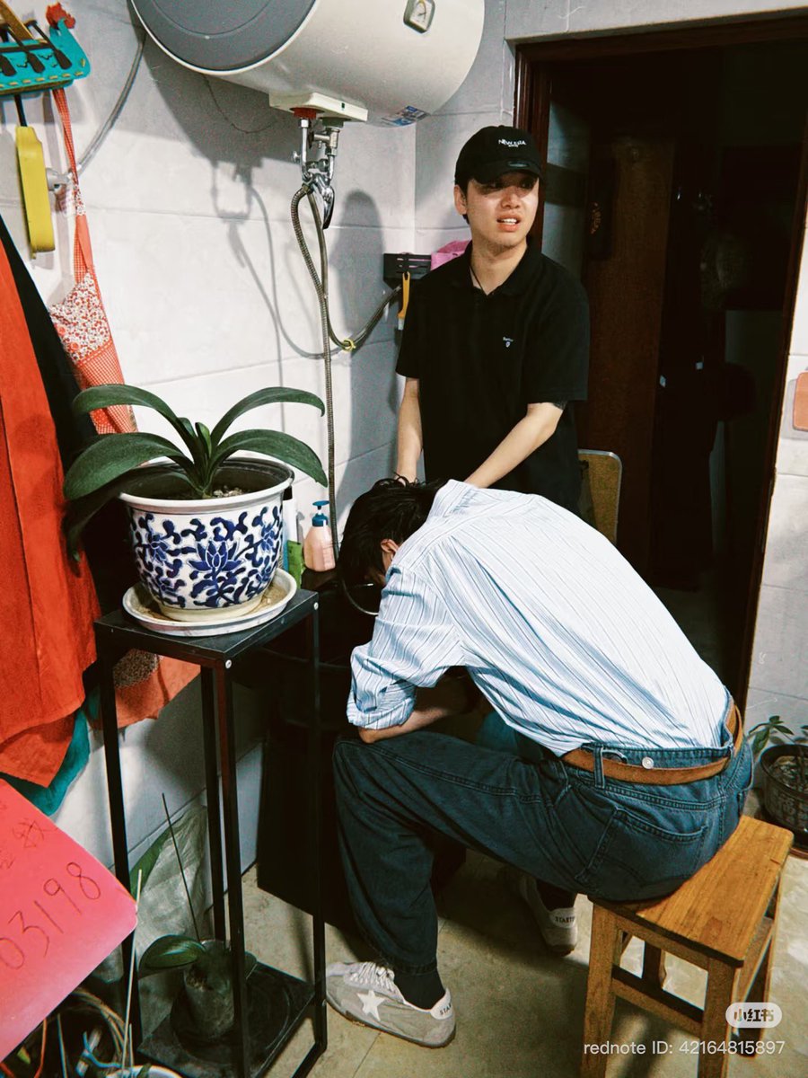 HYTarchive's tweet photo. 260805 我哥是胡一天 Xiaohongshu update

📸 “Chapter 1: Hair Wash After Returning Home
No time, no time! Found a place nearby to wash his hair. Hair first, then it’s livestream time!”

https://t.co/E8IA8WnEuN
#HuYitian #胡一天 #天才女友 #GeniusGirlfriend https://t.co/olKSr0hdZ5