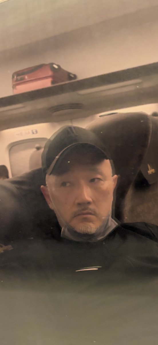 kumadamasashi's tweet photo. 新幹線の窓に映る俺カッコ良くないかい？🚅🐻🧢😍(^_-) https://t.co/XheOzHQ9jx