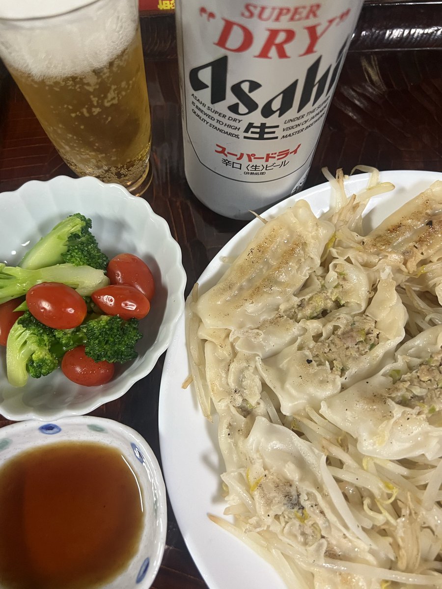 imamikatami's tweet photo. 高校野球⚾️
お風呂に入って晩御飯食べながら…と思ってましたが予定通りには事は進みませぬ❗️😂
⚾️今も面白い場面で👀が離せません。
先に晩御飯です🍺
家猫ホワは帰ってくる気はありません。向かいのお宅のマンホール上で寝てましたが今はゴミステーションに。
不燃ゴミで持って帰ってもらいます‼️ https://t.co/JmhwFp1oPW