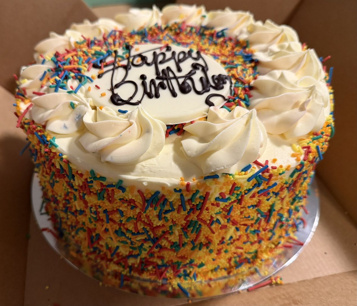Min163's tweet photo. 今日は夫の誕生日🎊
 夫と私はケーキの好みが違うので、小さいのをそれぞれとも考えましたが、やっぱりホールケーキは外せない🎂！
そこで派手だけどシンプルなスポンジケーキのレインボー🌈にしました。 https://t.co/L9feepRuip