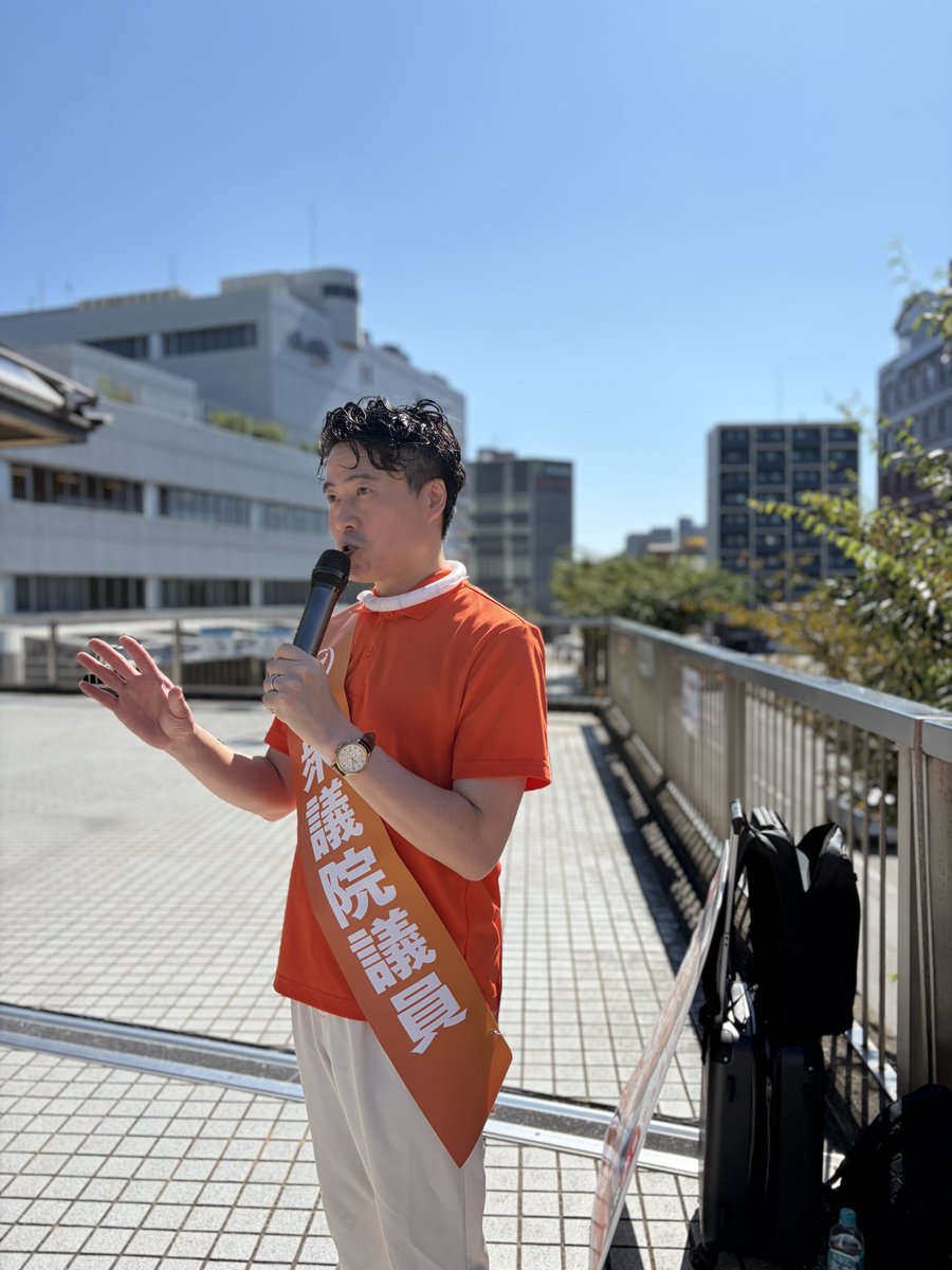 123seitou's tweet photo. 朝はＪＲ川西池田駅前での街頭演説からスタート、そのあと私の事務所で新たに活動してくださる方と共に地域をまわりました。
夕方は伊丹川西駐屯地合同練習の納涼会でご挨拶させていただきました。音楽隊の方々に同じ大学です、とお声がけいただいたり、たくさんの方と親交を深めました。 https://t.co/z0ZDxZdT1n