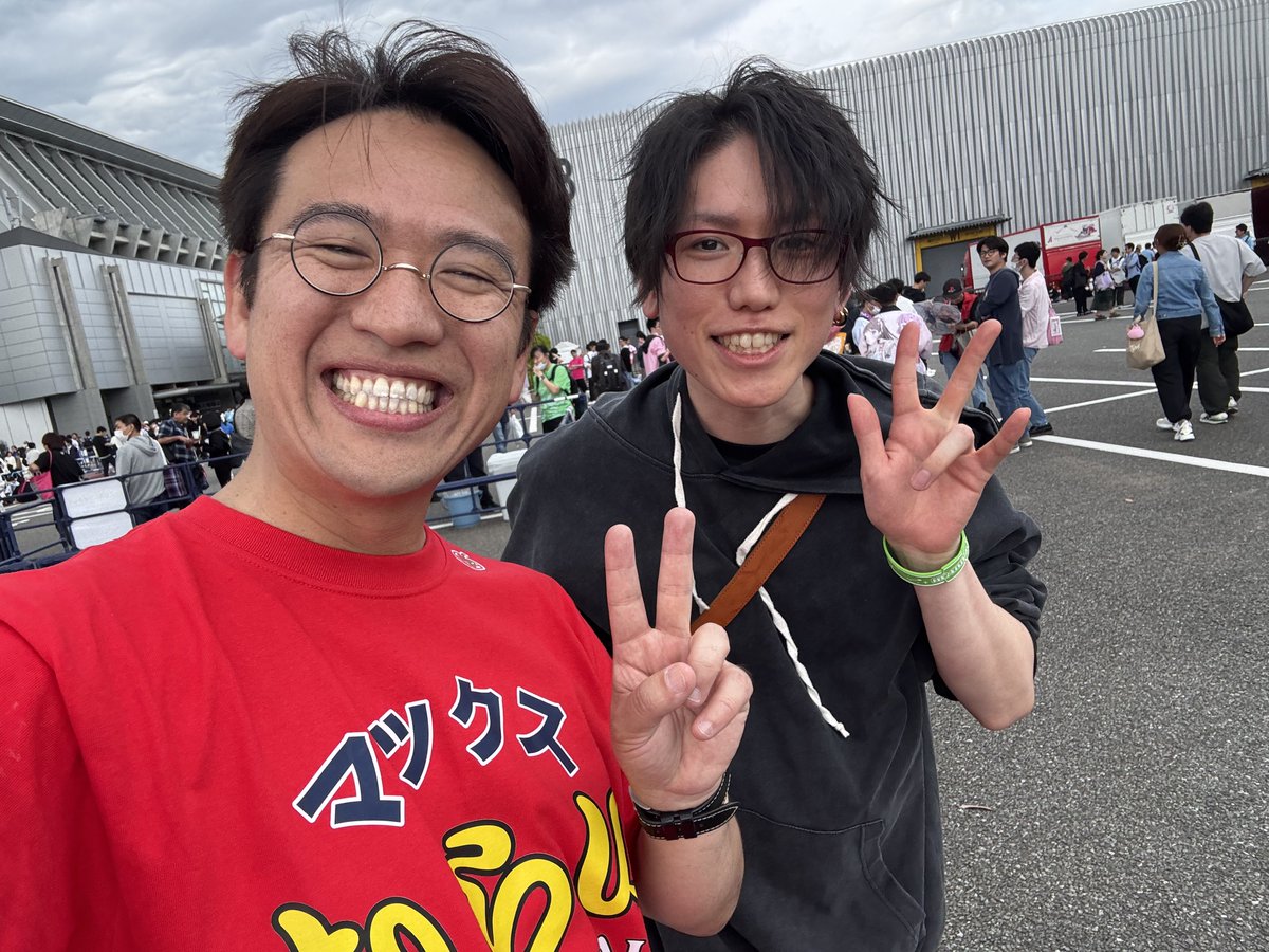 haruharaharu002's tweet photo. 特に応援してくれている人のために、交流したり、お話したりするアカウントを作りました。
素の自撮りとかもこっちにしようかなと！
ちゃんとリプ返もするのでよろしくお願いします🥺

写真は無加工マックスむらいさんと俺。 https://t.co/zwP0y14M9R