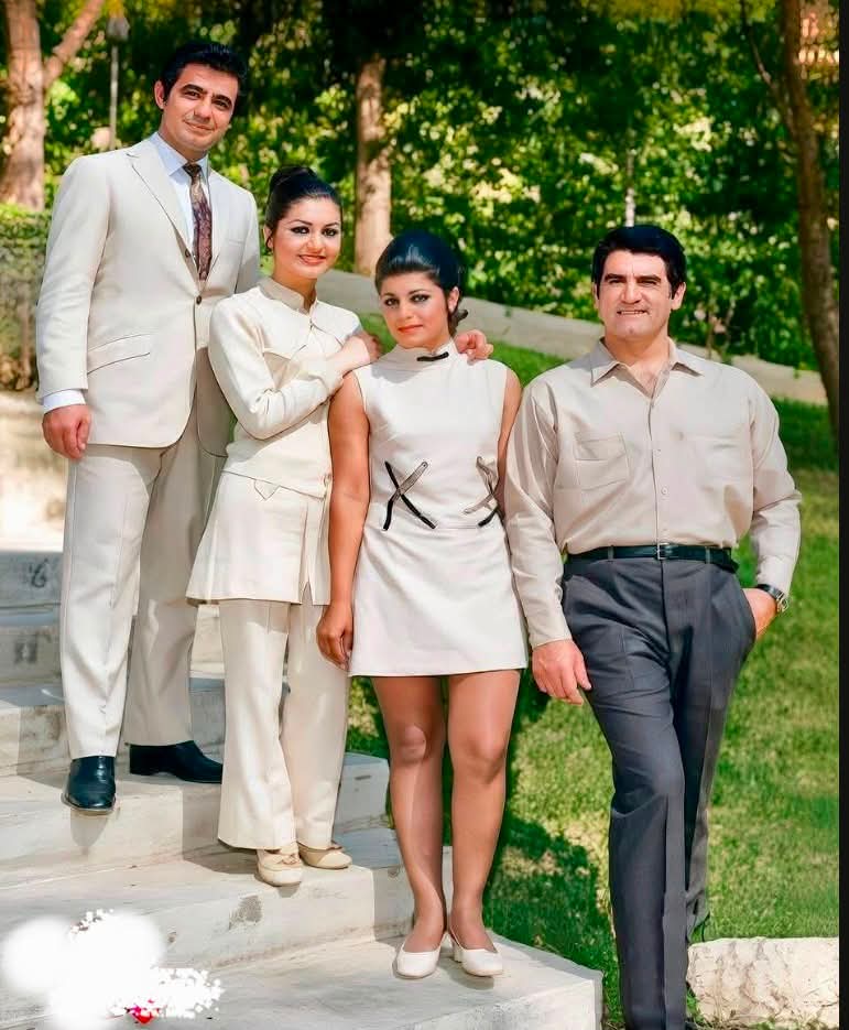 Savaki_Iran's tweet photo. ببینید چی براتون آوردم 
ویگن، رامش، گوگوش و عارف.
چهار خواننده درجه یک پاپ 
از این میان فقط گوگوش برایمان مانده 
( لازم بتوضیح است که عکس روی جلد مجله جوانان چاپ شده بود و توسط AI  پردازش شده تا کیفیت روشن داشته باشد ) https://t.co/CZfvlT6l4q