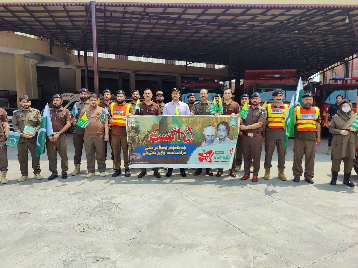 DEOPESHAWER's tweet photo. Youm-e-Istehsal-e-Kashmir, a solidarity rally was held at Rescue 1122 KP Headquarters. DG Rescue KP Shah Fahad, senior officers, DEO Peshawar Iftikhar Khan, and Rescue personnel reaffirmed unwavering support for the people of Kashmir. https://t.co/ccPTZ9QJ1B
