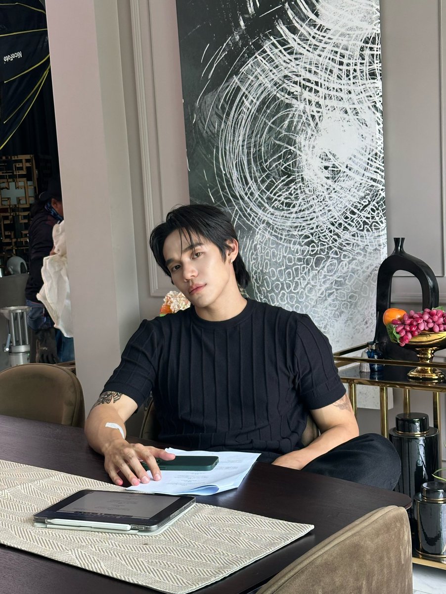 luvbierd's tweet photo. ให้เลยพี่เงินกับสีดำ ไม่ใช่รูปเก่าแต่คือรูปหล่อไม่ใช่เทียนพรรษาทำไมหล่อได้ ให้เลยค่ะคนที่ใส่สีดำแล้วหล่อที่สุด😭🤟

{ෆ*₊ ✿  #ngernnn} https://t.co/6BYmN7pCRV
