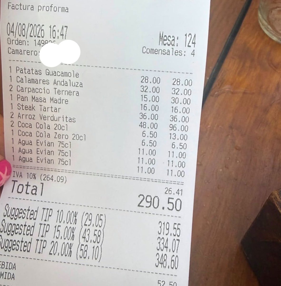 soycamarero's tweet photo. No quiero señalar al restaurante. Quiero abrir un debate.

Porque una cosa es pagar más por estar en primera línea de playa… y otra muy distinta es pagar 6,50 € por una Coca-Cola de 20 cl, 11 € por una botella de agua y 16€ por el pan. 

¿Vosotros dónde ponéis el límite? Os leo.