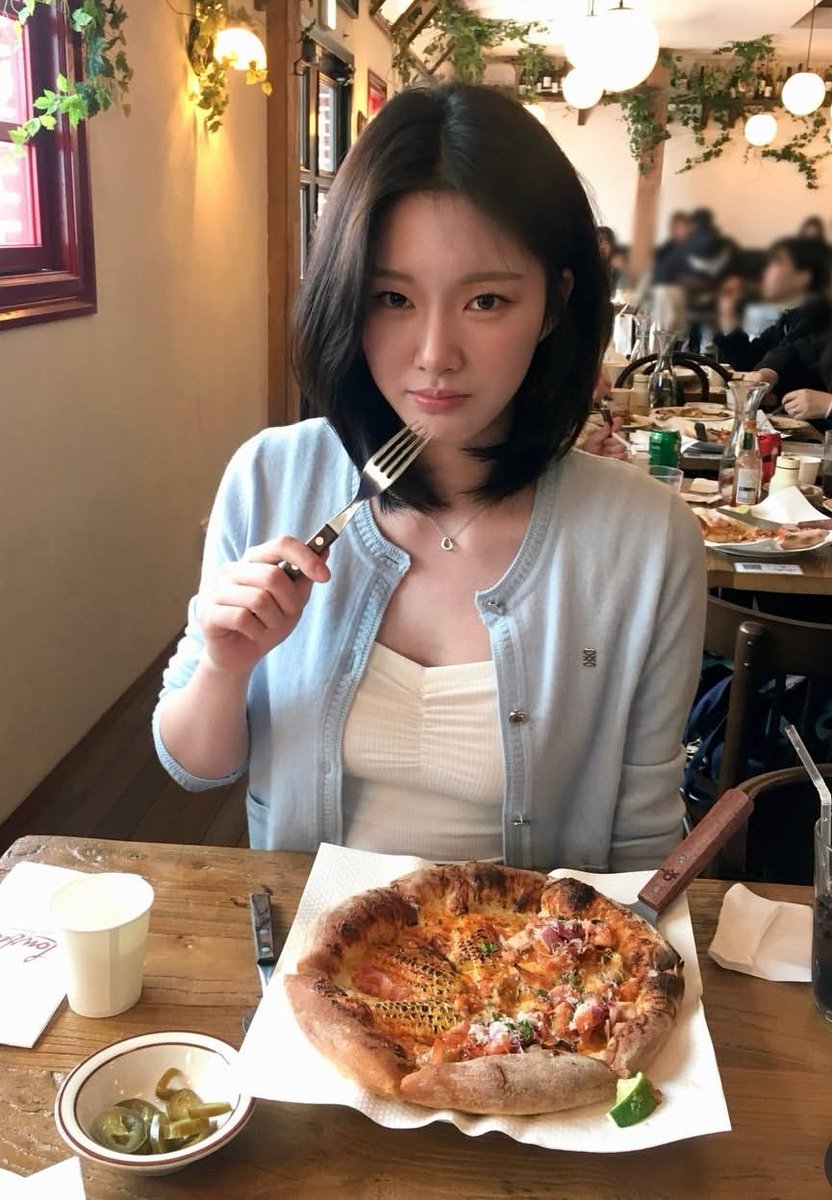 geumkeut's tweet photo. 🍴 mukbang #HeartSignal5 https://t.co/DZjyyyHUSG