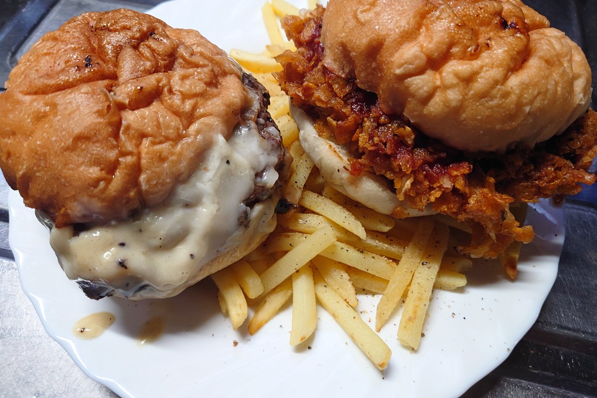 mitugu329's tweet photo. 卵、乳不使用の店　ハレレアバーガー

チキンバーガーはｺｰﾝﾌﾚｰｸな衣とBBQソースがマッチ！何よりもチキンがデカい!!

スペシャルバーガーは肉の��味がしっかりでビーフジャーキーの如し！ホワイトチーズもベシャメルみたいで美味！

卵の発作出てから初のバーガー。
安心で美味！Thx!! https://t.co/iUsAkO9a04