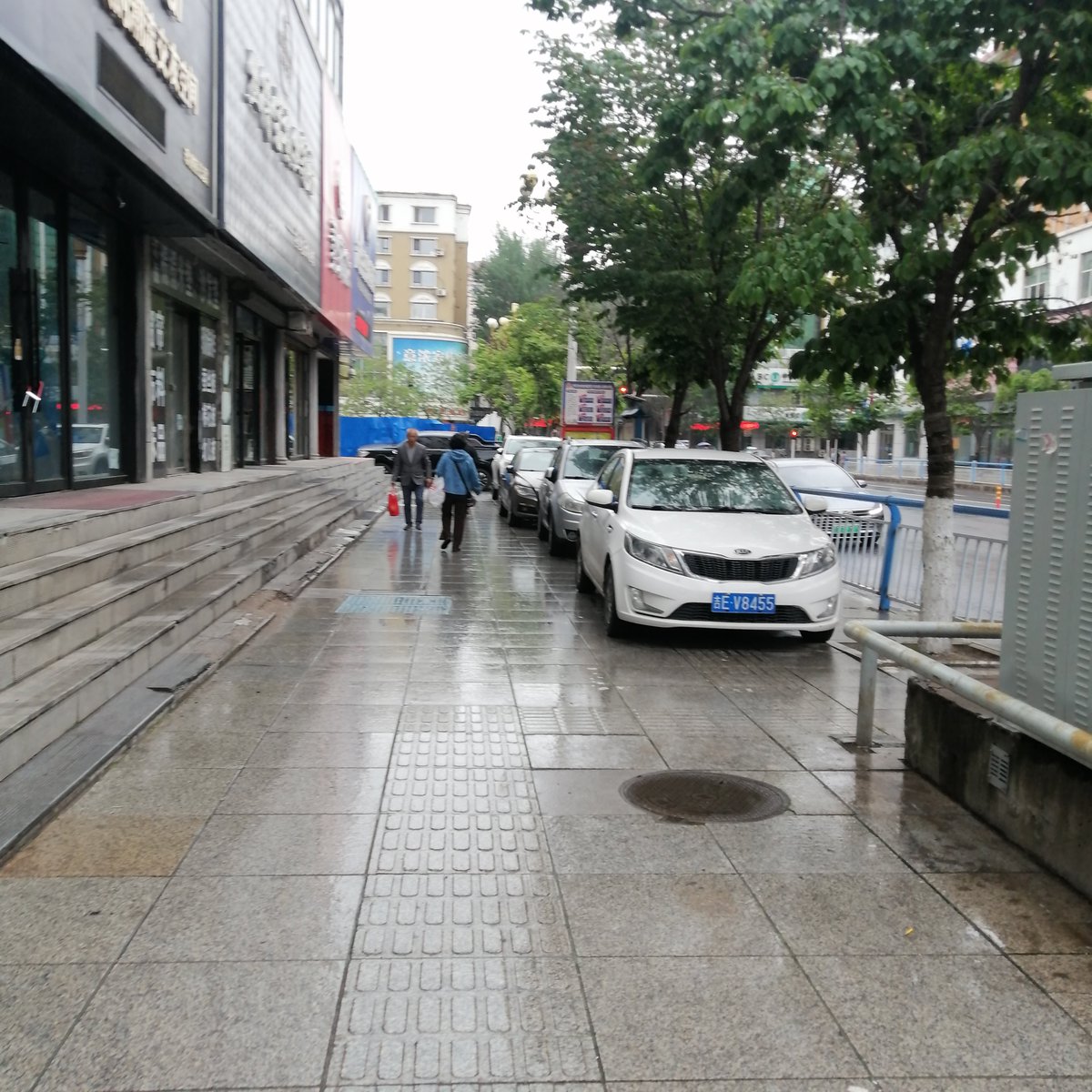 BrianBarrack's tweet photo. Just missed the bus in the rain, when a stranger pulled over, handed me their umbrella, and drove off before I could thank them. Kindness hits different. https://t.co/OvWJj6BjwG