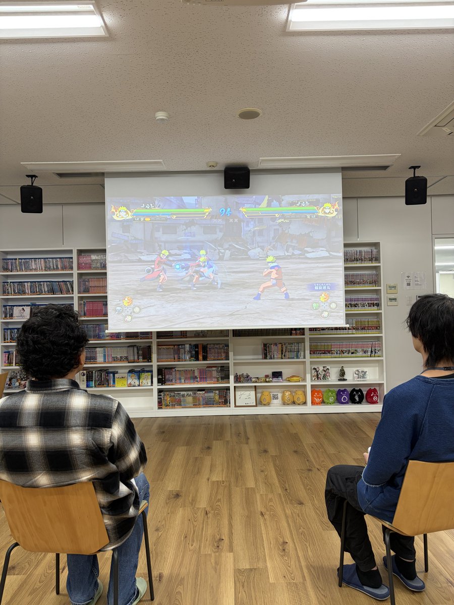 PIROSHI_CC2's tweet photo. 本日はサイバーコネクトツー大阪スタジオで、社内ゲーム大会の決勝戦バトルをやってます。

競技種目は『NARUTO X BORUTO ナルティメットストームコネクションズ』です。

当然ですが、弊社の開発タイトルです。

ベテランも新人も関係無く、自分の会社が手掛けたゲームタイトルをみんなで遊ぶという弊社の文化であり、定期的にこういう大会を開いているのです。

優勝者には豪華景品が出ますよ。

みんな頑張れー！