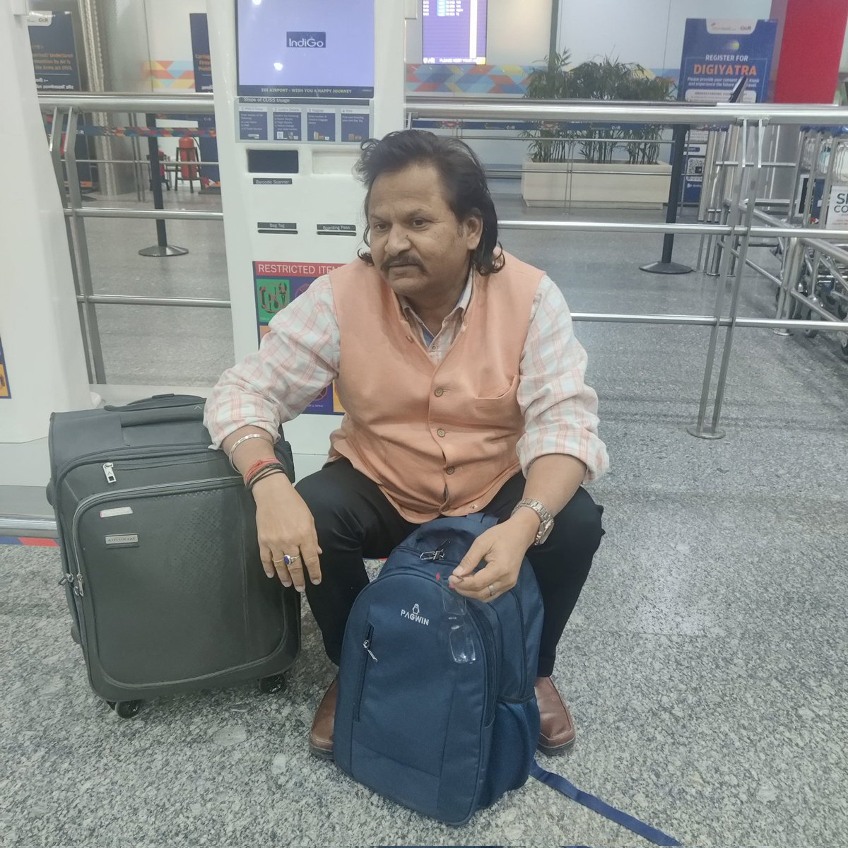 om67prakash's tweet photo. सनातन के लिए भटकता हुआ पर सनातनी पार्टी या किसी भी चार्य में कोई सनातनी गुण नहीं। https://t.co/1ZNZLNGgB0
