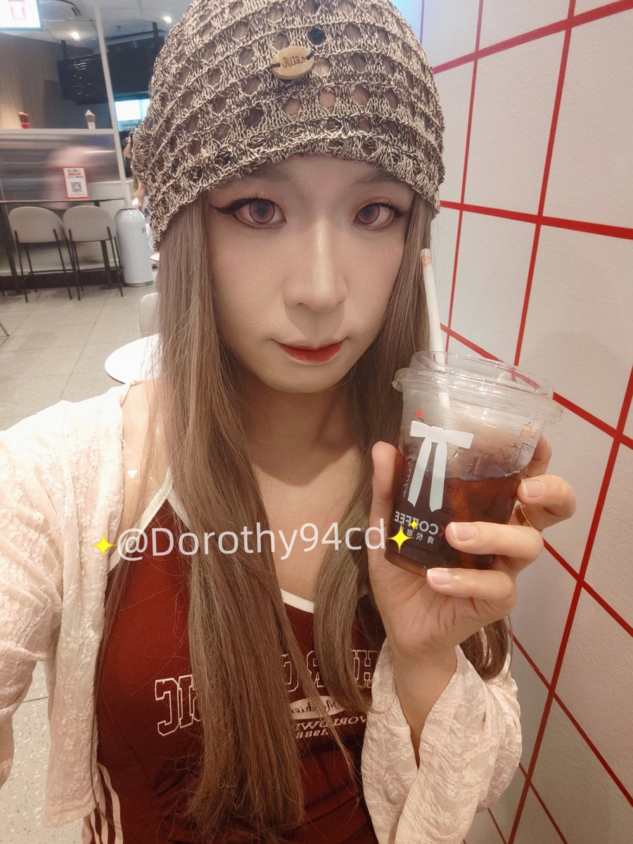 94cdDorothy's tweet photo. 我昨天女装去公司旁边的肯德基，女装出现在相熟的店员面前，她一开始没认出我来，直到听到我声音才认出来，挺惊讶的，她说你是不是刚见完客户，我就顺着说是的，哈哈哈，还问我这个妆是自己画的吗😂
还有昨天我刚到肯德基，还看到我的同事们刚买完咖啡，还好没碰一起，哈哈哈，不然我尴尬了
挺有意思的 https://t.co/Vd2yozCSXY