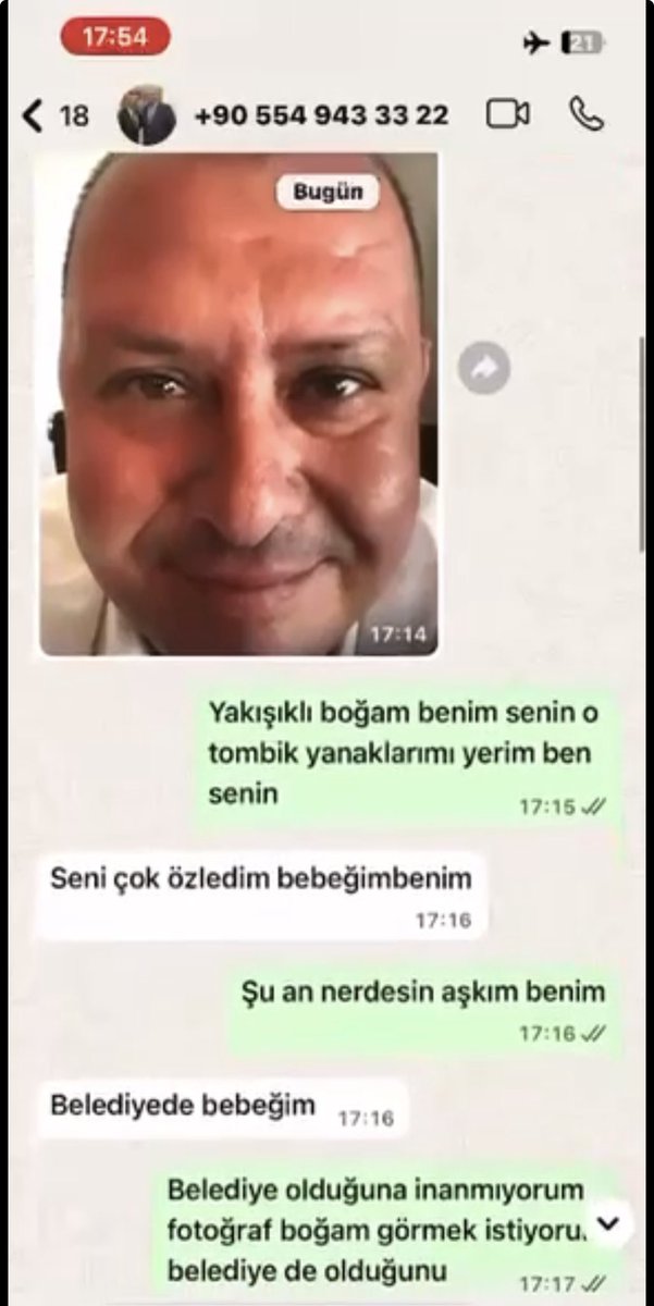 glaykut's tweet photo. ����İKİNCİ “UŞAK” VAKASI! 
YAKIŞIKLI BOĞA EVLİ VE 2 ÇOCUKLU ÇIKTI

Rüşvet soruşturmasında tutuklanan ve sevgilisine attığı “Ben yürüyen parayım bebeğim” mesajıyla rüşvet aldığı belgelenen CHP’li Menderes Belediye Başkanı İlkay Çiçek’in evli ve 2 çocuk babası olduğu ortaya çıktı. 

Çiçek’in sevgilisinin; 

— Yakışıklı boğam, senin o tombik yanaklarını yerim 

gibi mesajlarından ailesinin haberdar olmadığı öğrenildi. 

Geride bıraktığımız günlerde de evli ve 3 çocuk babası Uşak Belediye Başkanı Özkan Yalım belediye personeli sevgilisiyle otel odasında basılmış, 6 sevgilisinin daha olduğu belirlenmişti. 

Yalım’ın sevgililerini CHP’li belediyelerde işe gitmeden maaşa bağladığı ortaya çıkmıştı