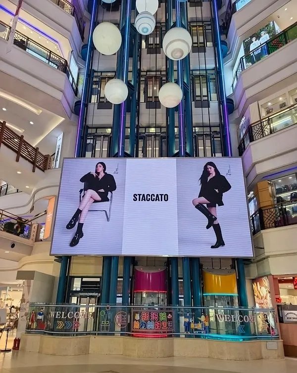 Korala0218's tweet photo. OMG, Staccato hasn't even officially announced its brand ambassador yet, but Lingling's billboard ads are already up😝

#linglingkwong  #หลิงหลิงคอง                          @linglingsirilak #AngelGolden https://t.co/8nZDqk9f8F