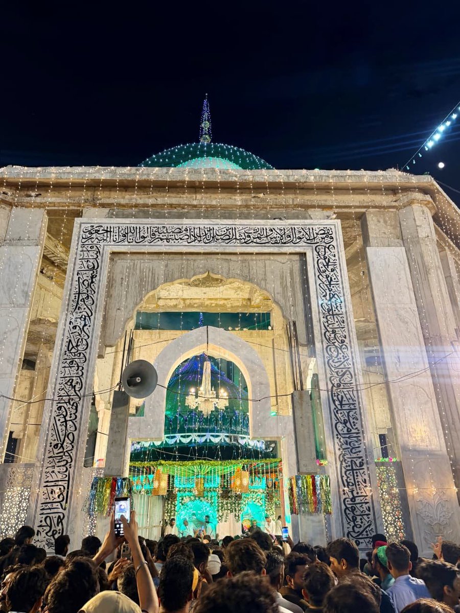 ayeshaa_khan0's tweet photo. طیبہ کے سوا ہم نے دیکھی نہ کہیں سرور
جو رونقِ پیہم ہے داتا تیری نگری میں https://t.co/usu7thycpI